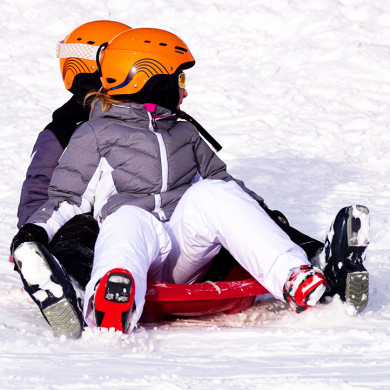 village vacances neige la clusaz luge famille