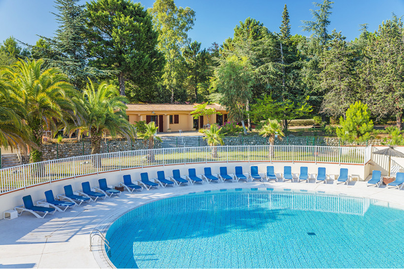 Village vacances avec piscine : plutôt transat ou nage ?