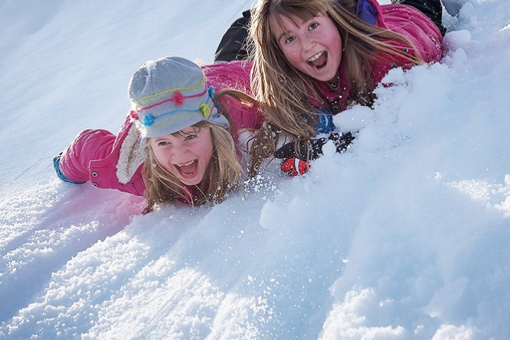 Partir en vacances avec un bébé en hiver