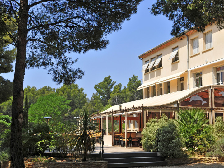 les dauphins saint cyr sur mer batiment principal et terrasse nps cavailhes
