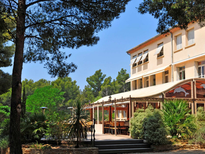 destination les dauphins saint cyr sur mer batiment principal et terrasse nps cavailhes