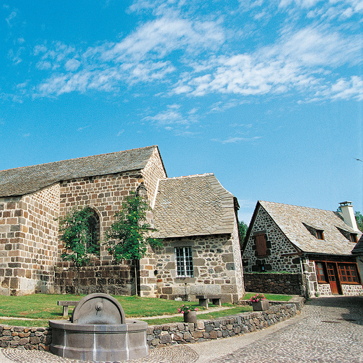 village vacances location decouverte chateau brommat
