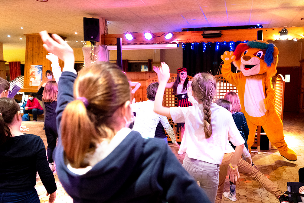 salle animation club enfant montagne ski areches