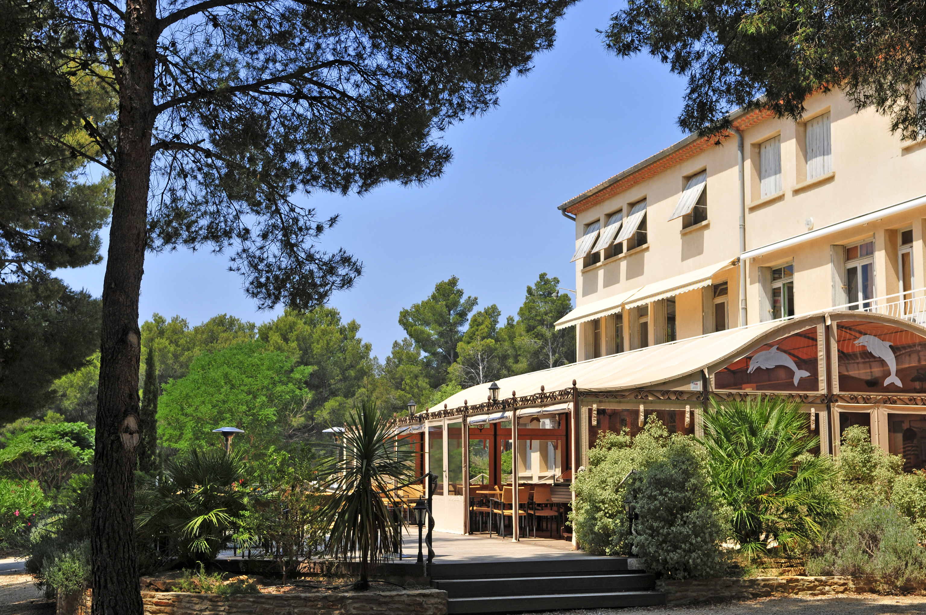 les dauphins saint cyr sur mer batiment principal et terrasse nps cavailhes
