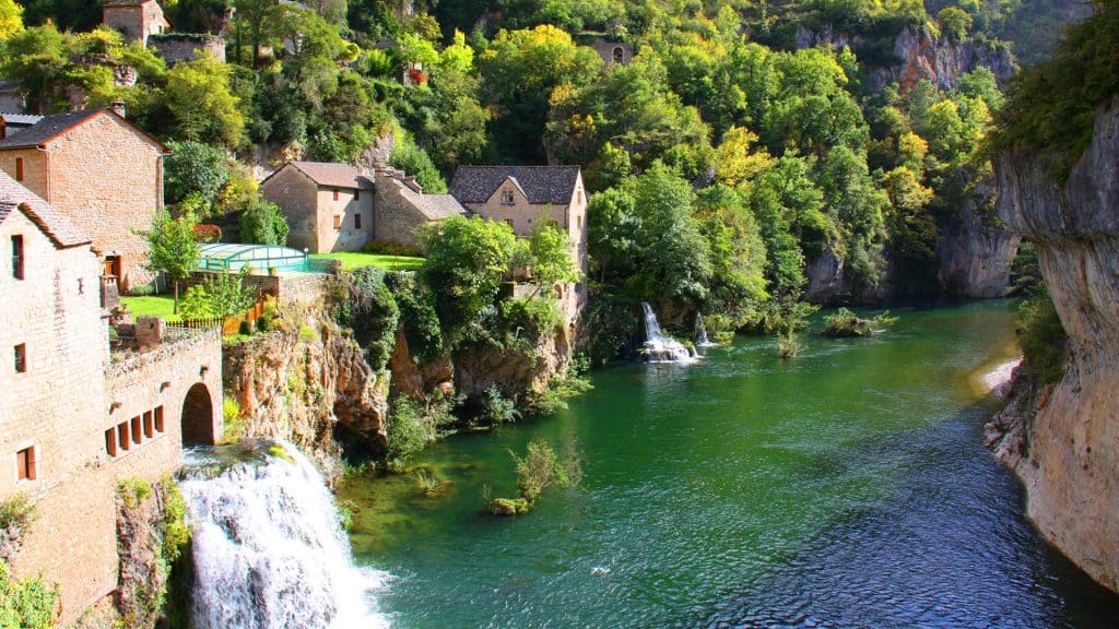 Village de La Malène avec ses maisons en pierre surplombant les Gorges du Tarn et ses célèbres bateliers