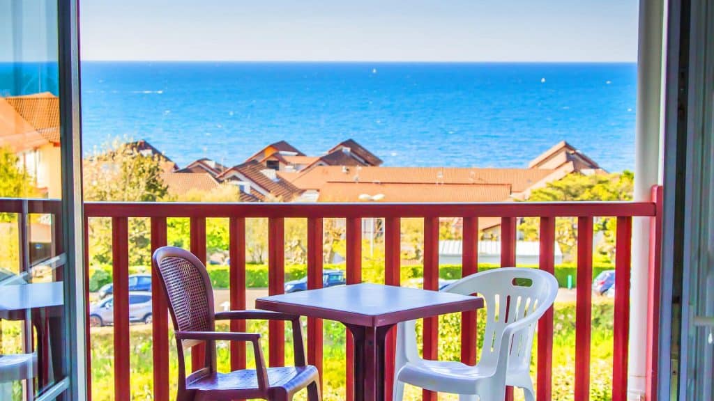 votre chambre avec balcon au village vacances azureva hendaye au pays basque 