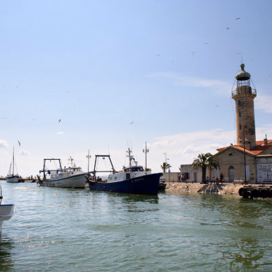 Phare et bateaux de pêche au port du Grau-du-Roi en Méditerranée