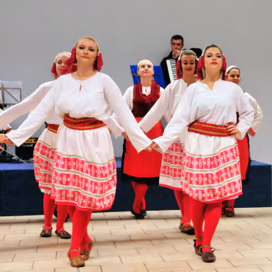Spectacle folklorique en costumes traditionnels au village vacances Azureva Bussang