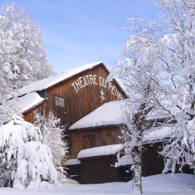 Le Théâtre du Peuple à Bussang recouvert de neige en hiver