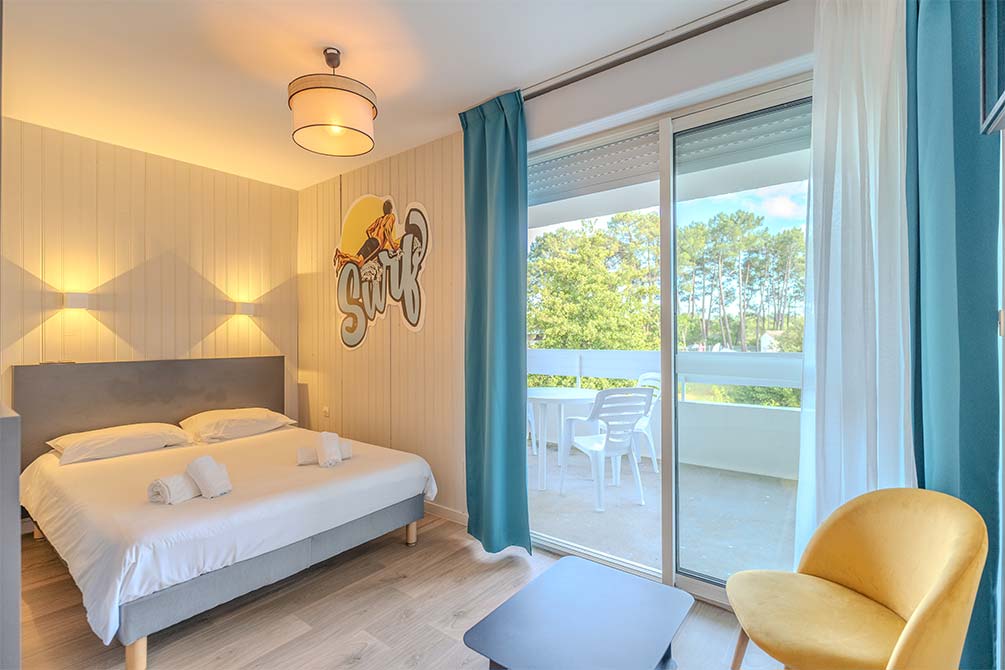 Chambre familiale moderne avec terrasse au village vacances Azureva Lacanau Océan