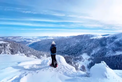 Vue panoramique enneigée sur les montagnes des Vosges depuis le village vacances Azureva Bussang