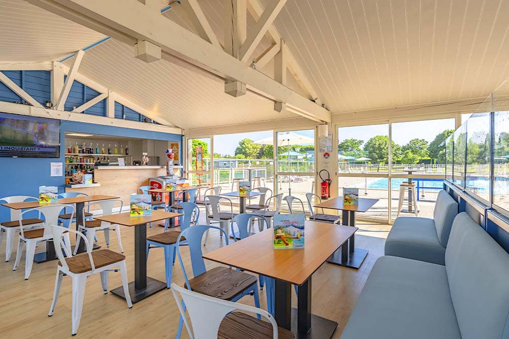 le bar proche de la piscine du camping azureva a fouras 