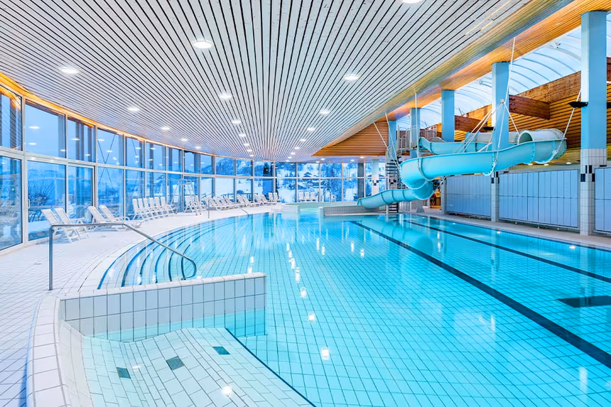 la piscine de la location de vacances azureva bussang dans les vosges 