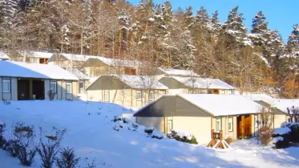 Hébergements enneigés du village vacances Azureva Murol dans le Puy-de-Dôme en hiver