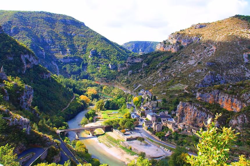 la randonnee dans la nature avec votre location de vacances a la malene les bateliers 