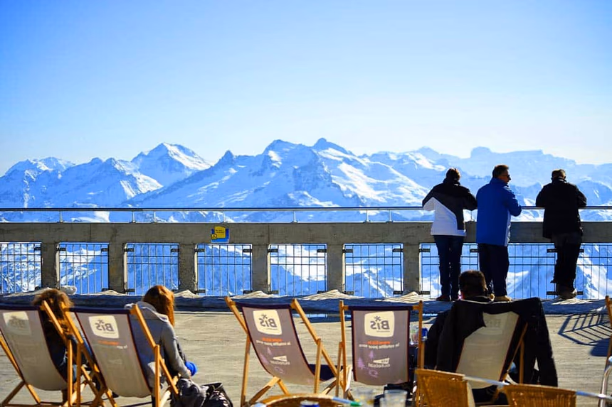 la terrasse en hiver a la location de vacances azureva a la mongie 