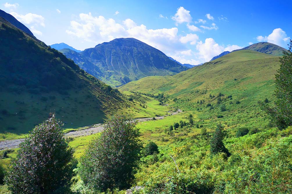 rando en montagne avec la location de vacances azureva a la mongie dans les pyrenees 