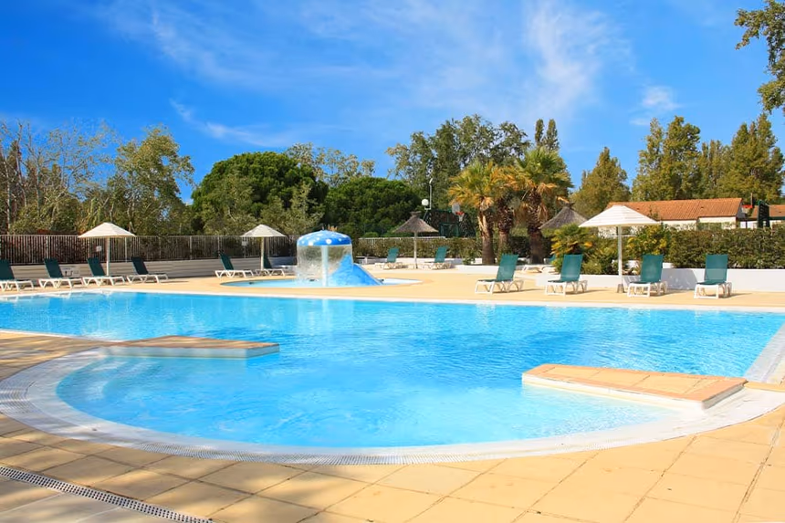 la piscine de votre location de vacances azureva au grau du roi 