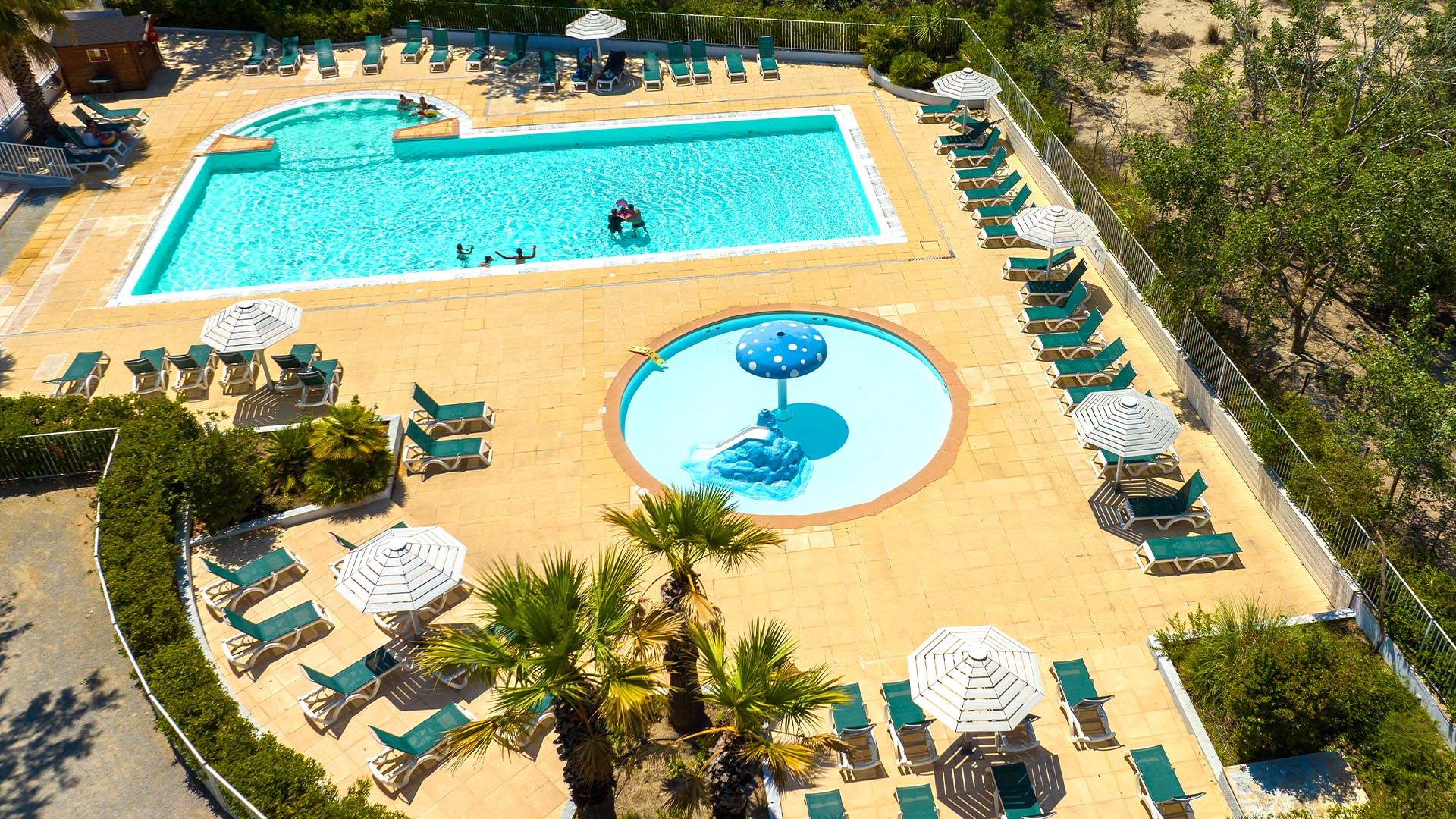 la piscine de la location de vacances azureva grau du roi 