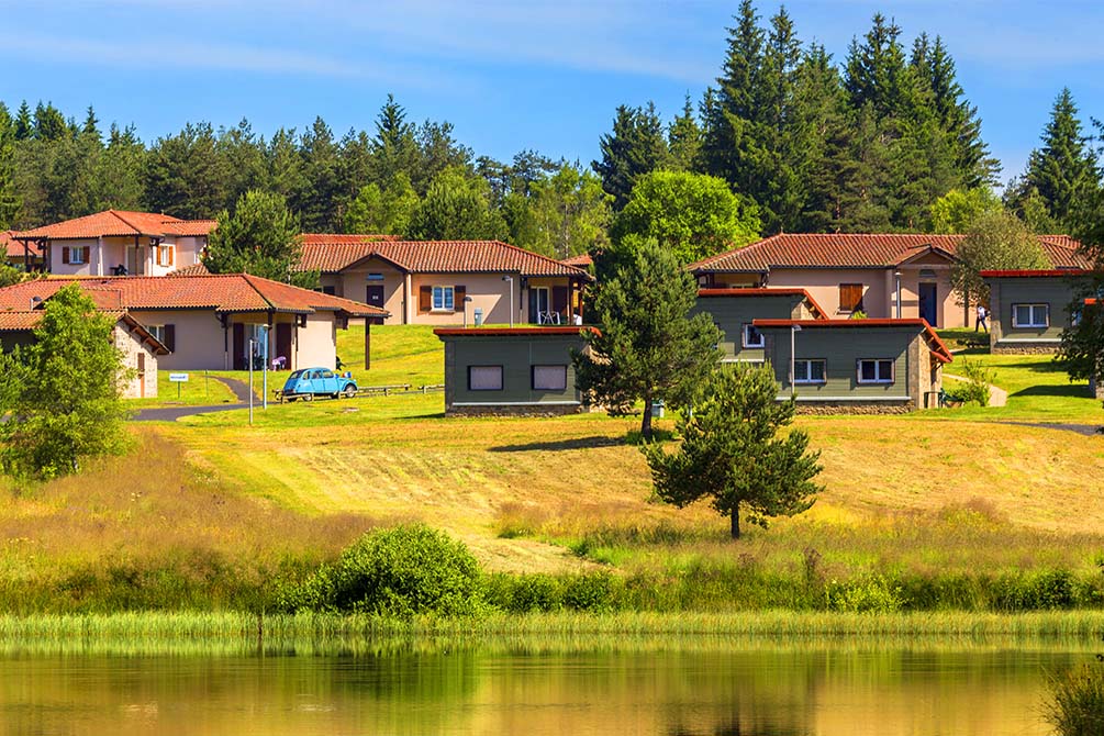la location de vacances azureva a fournols dans le puy de dome en auvergne a la campagne au bord du lac 