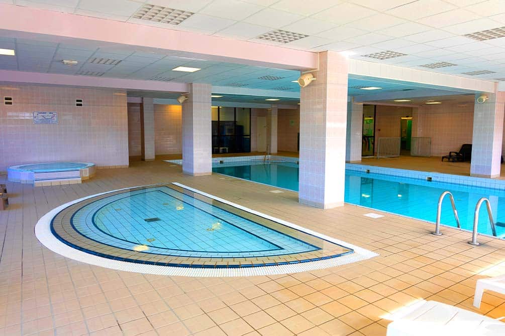 l'espace aquatique de la location de vacances azureva a fournols dans le puy de dome en auvergne