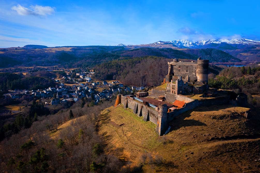 chateau de murol avec la location de vacances azureva a murol dans le puy de dome 