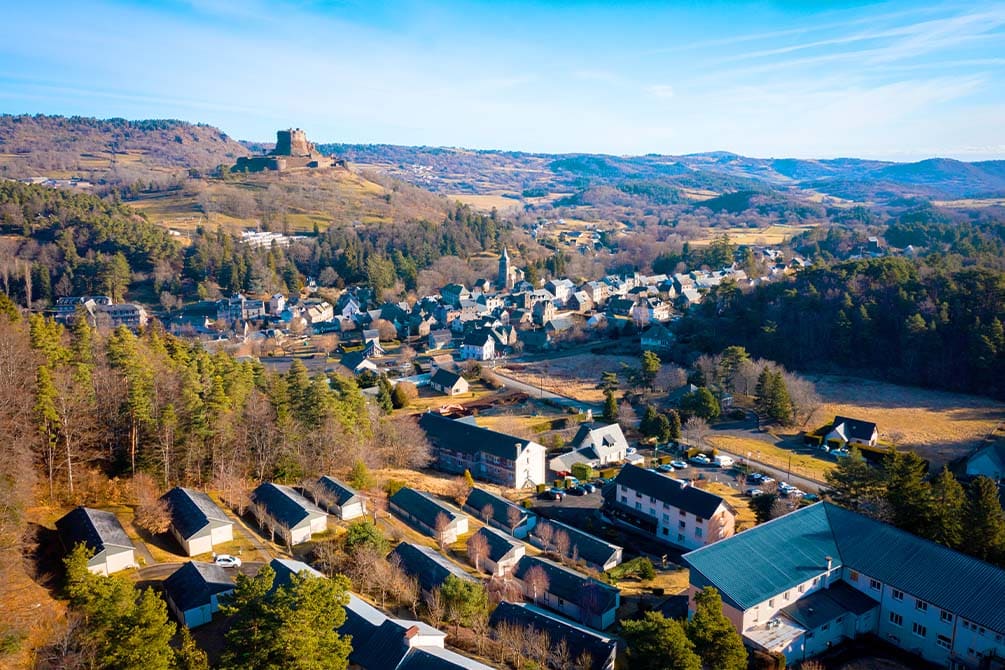 chateau de murol a la montagne avec la location de vacances azureva a murol dans le puy de dome 