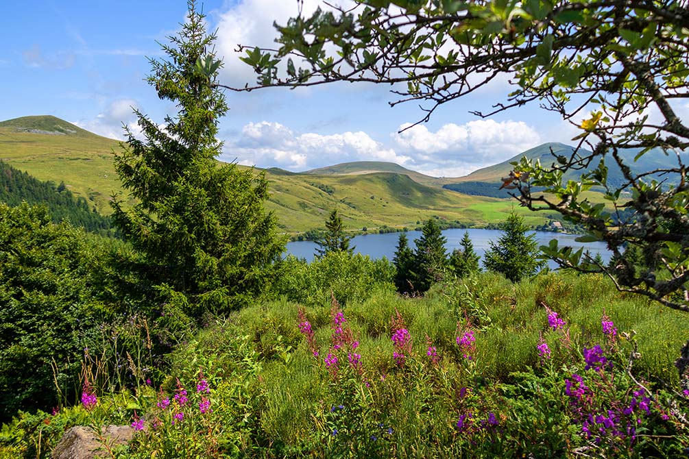 le lac dans les montagnes avec votre location de vacances azureva a murol dans le puy de dome 