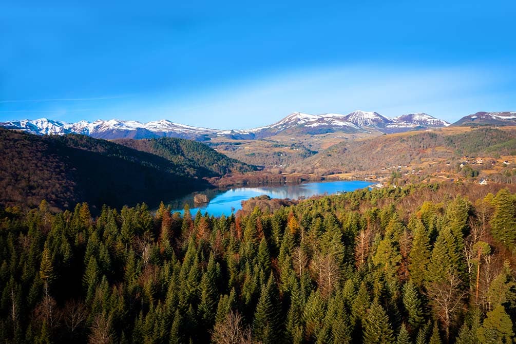 la montagne et le lac a votre location de vacances azureva a murol dans le puy de dome