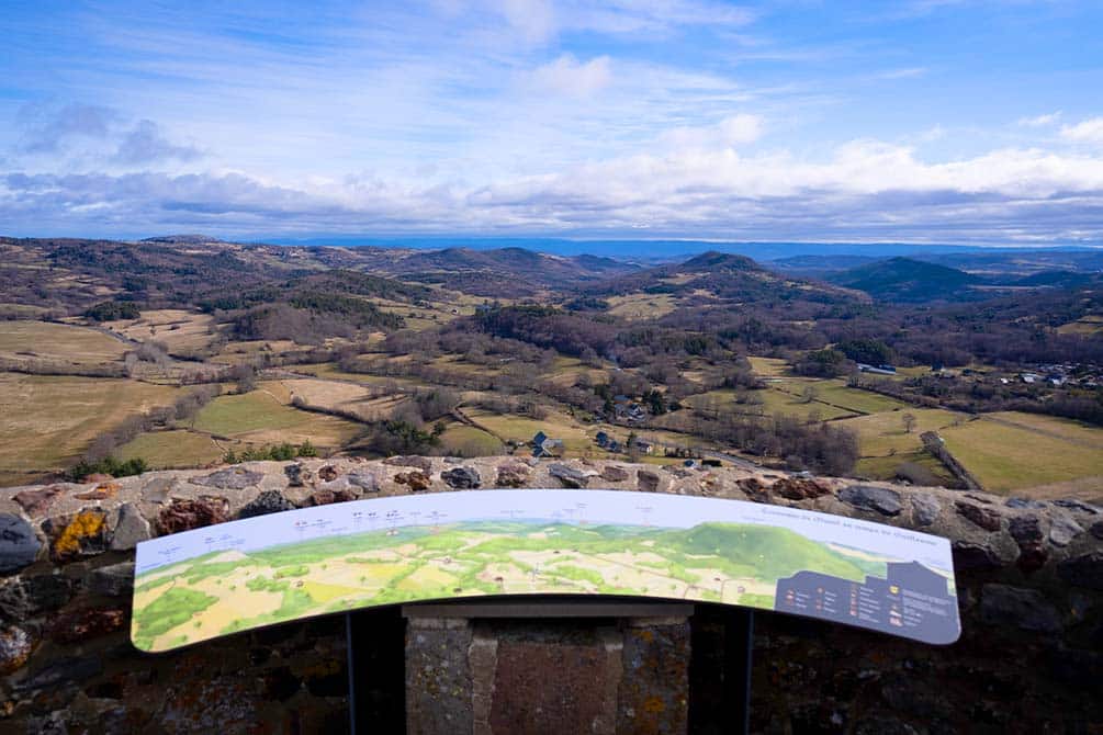 rando en montagne avec votre location de vacances azureva a murol dans le puy de dome