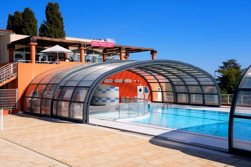 la piscine exterieure de la location de vacances azureva roquebrune cap martin  