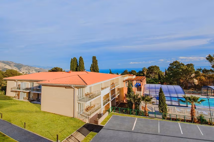 le parking de la residence de la location de vacances azureva roquebrune cap martin 