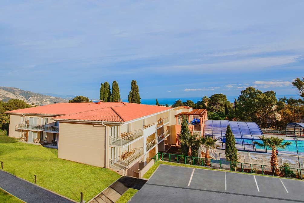 le parking de la residence de la location de vacances azureva roquebrune cap martin 