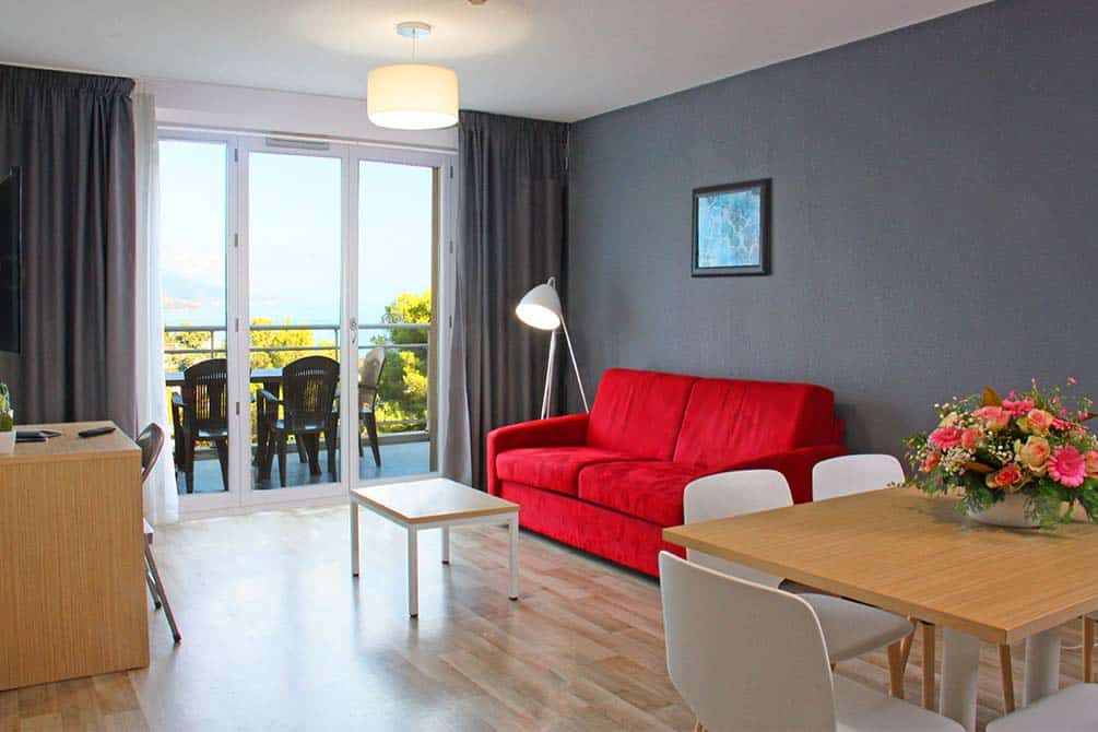 le salon dans la location de vacances azureva roquebrune cap martin 