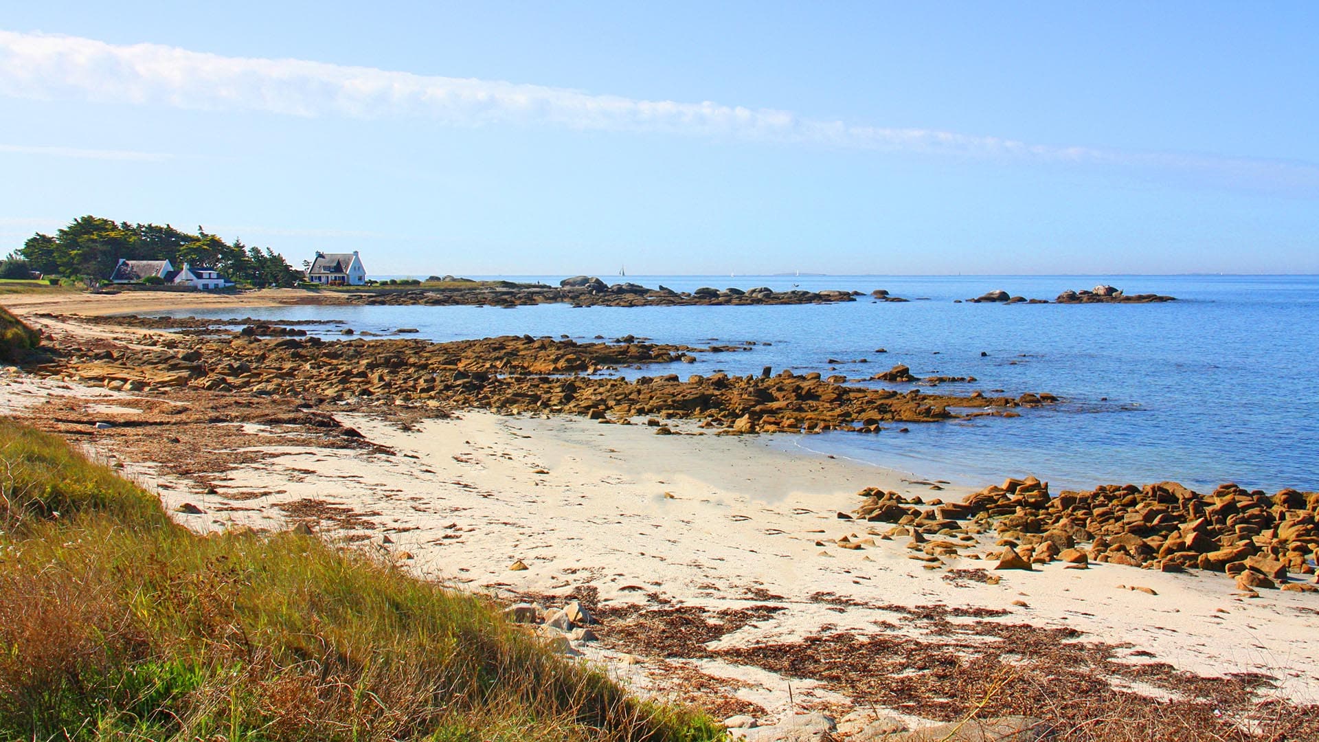 littoral de la plage de la location de vacances azureva tregunc en bretagne 
