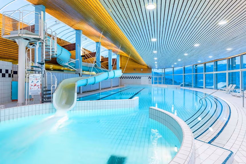 la piscine avec toboggan du village vacances azureva bussang  