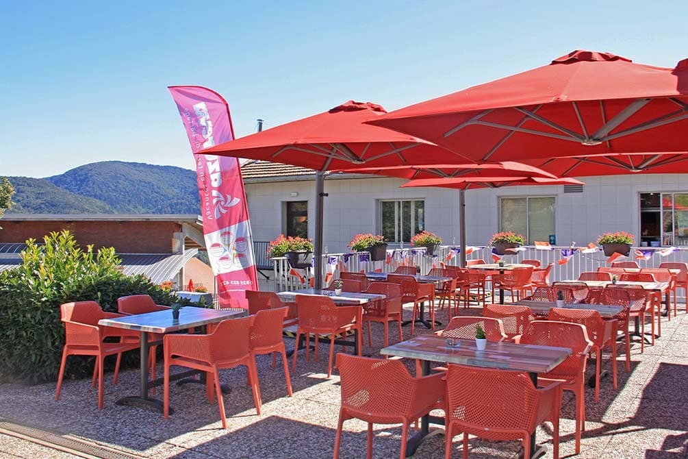la terrasse du bar l'ete au village vacances azureva bussang 