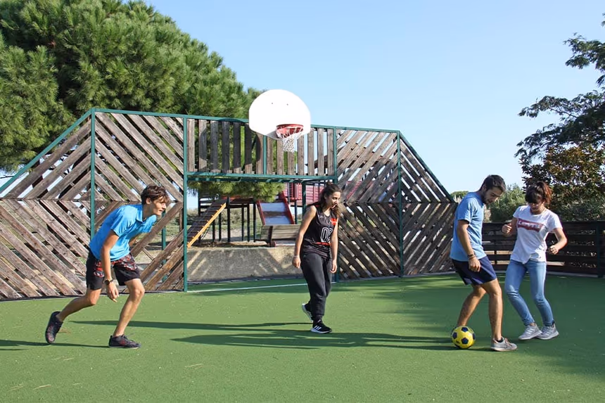 le terrain de sport du village vacances azureva au cap d'agde 