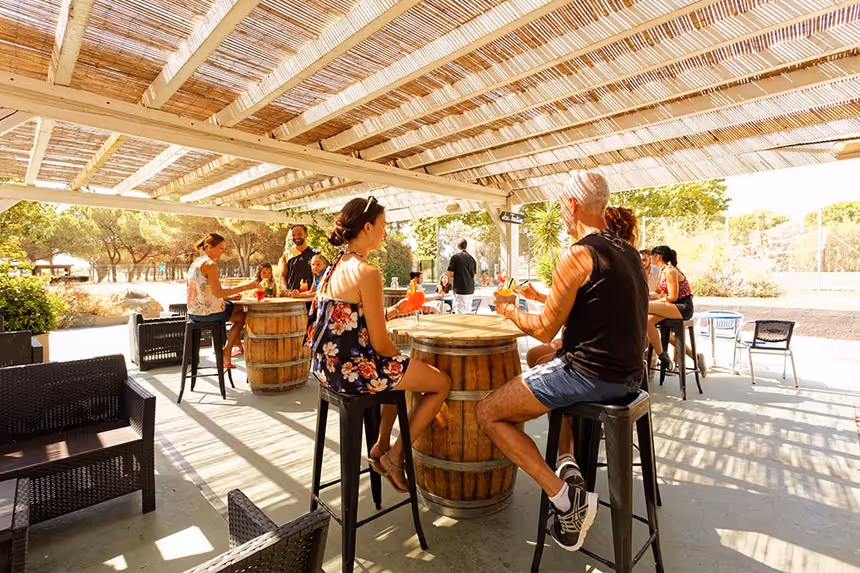 la terrasse du bar ombragee du village vacances azureva au cap d'agde 