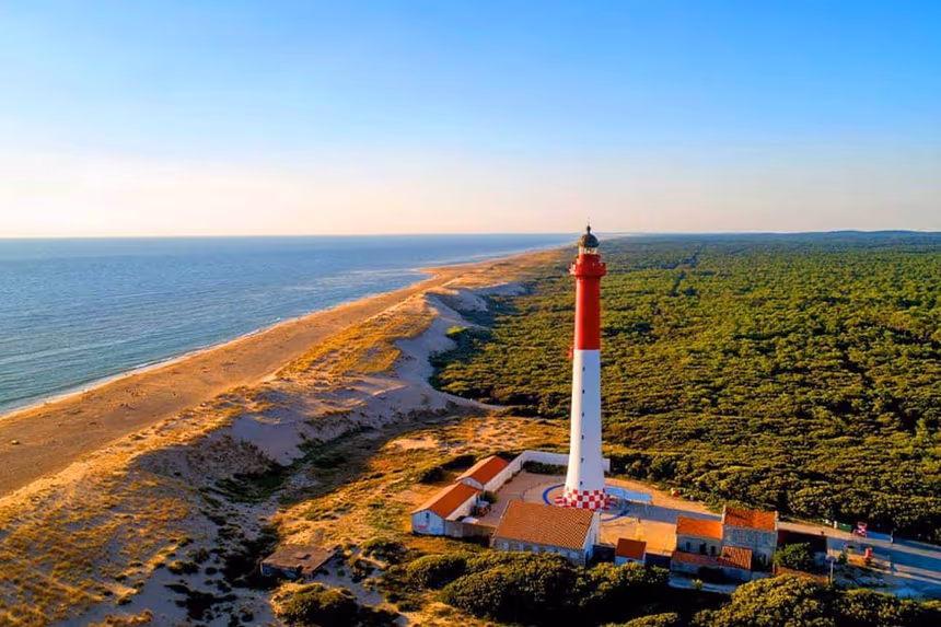 le phare de la tremblade avec le village vacances azureva a ronce les bains en charente maritime