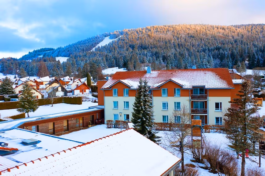 le ski en montagne l'hiver au village vacances azureva metabief dans le jura  