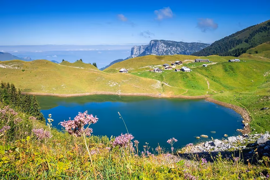 le lac et la montagne avec le village vacances azureva de la clusaz les confins