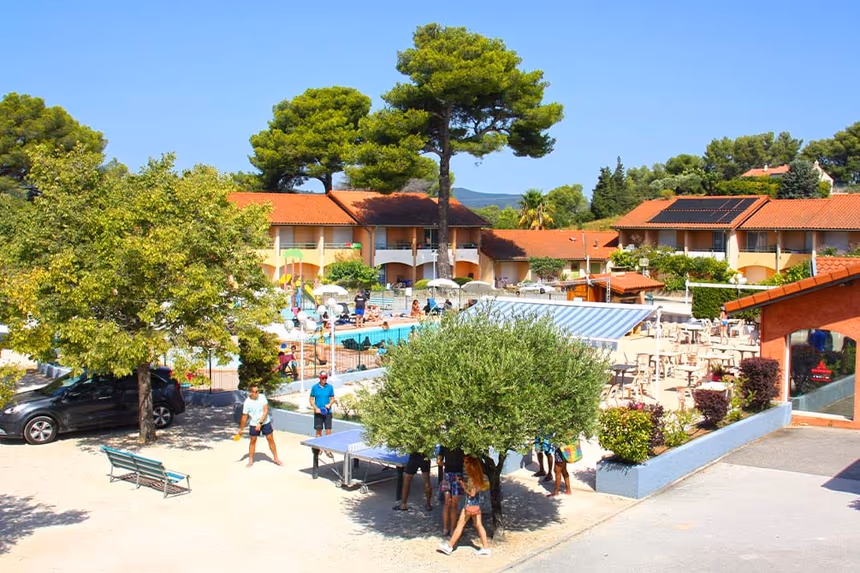 la piscine du village vacances azureva a la londe les maures 