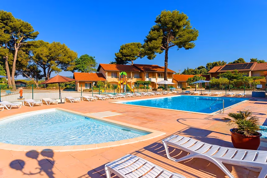 Piscine extérieure du village vacances Azureva La Londe-les-Maures avec transats et soleil