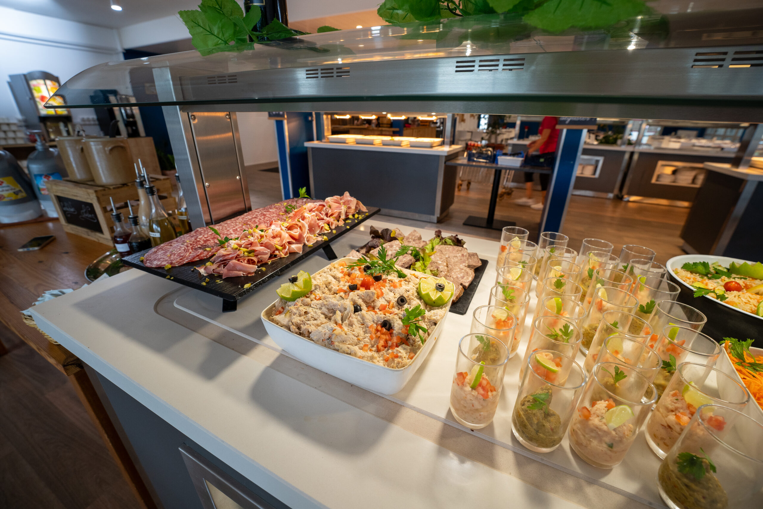 Sélection variée de charcuteries, salades composées et verrines appétissantes présentées sur un buffet