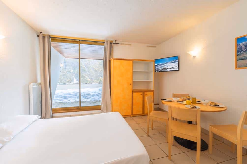 lit double du logement de la location de vacances azureva a piau engaly 