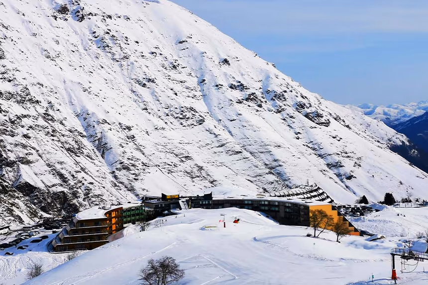 hiver a la montagne des pyrenees avec la location de vacances azureva a piau engaly 