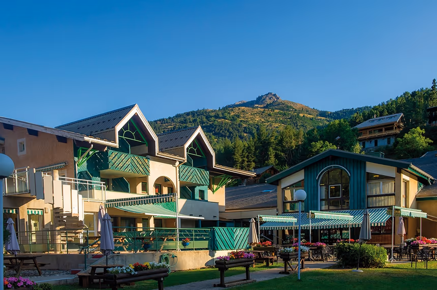 Village vacances en montagne avec hébergements modernes et vue sur les sommets