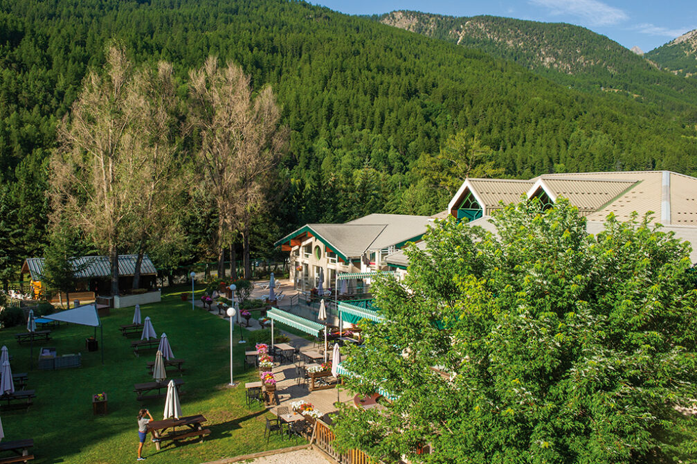 Village vacances entouré de montagnes et de forêts en été