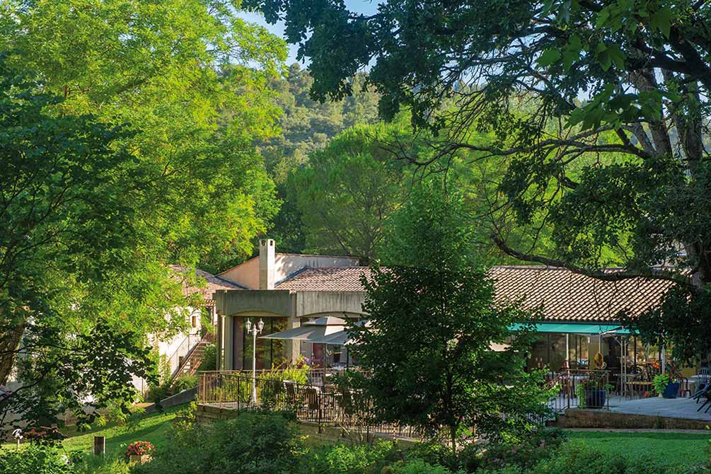 Village vacances Azureva entouré de verdure et terrasse extérieure